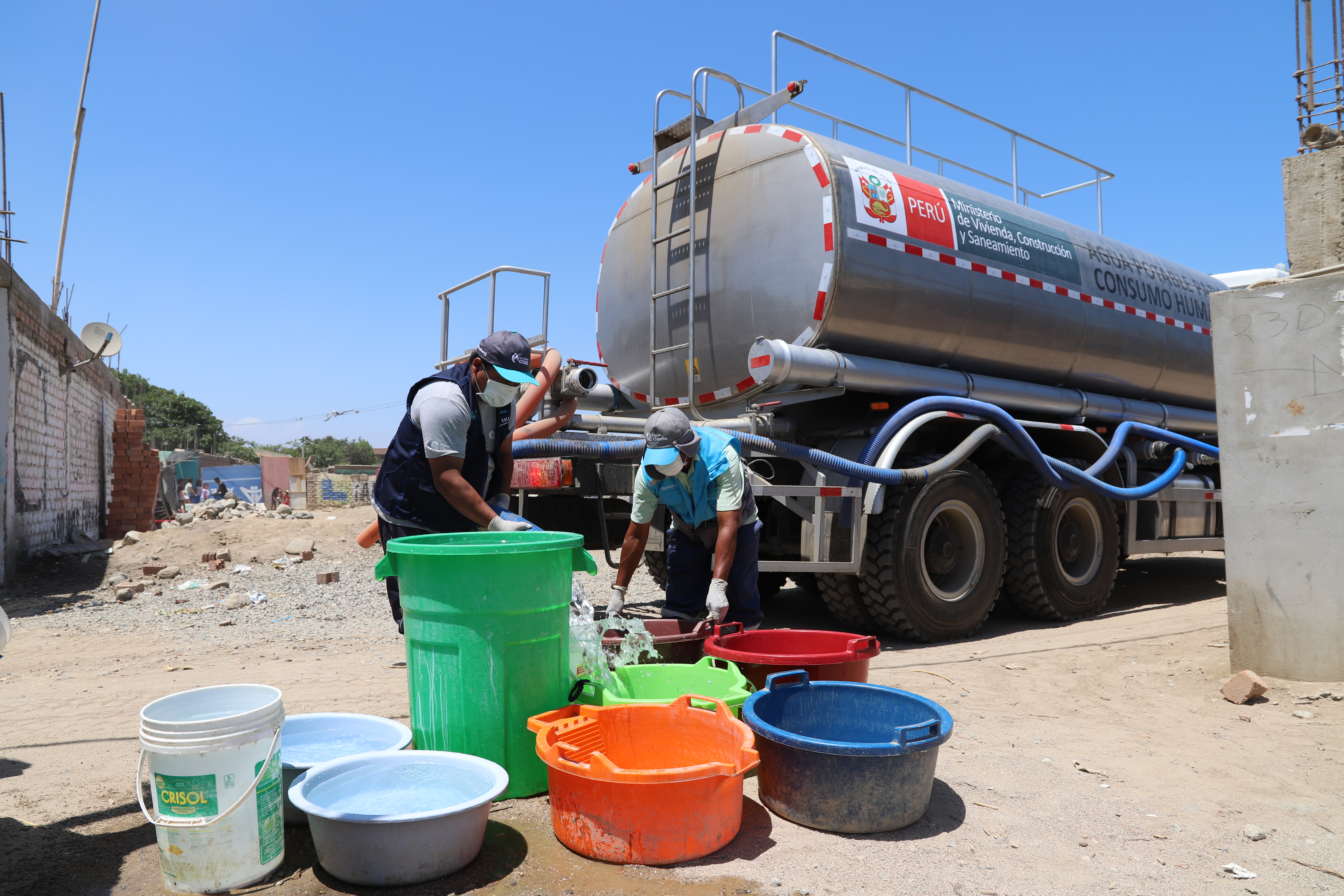 Reparto de agua en camión cisterna