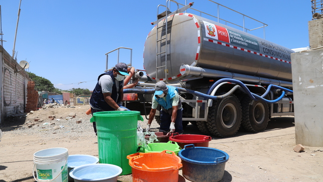 Reparto de agua en camión cisterna
