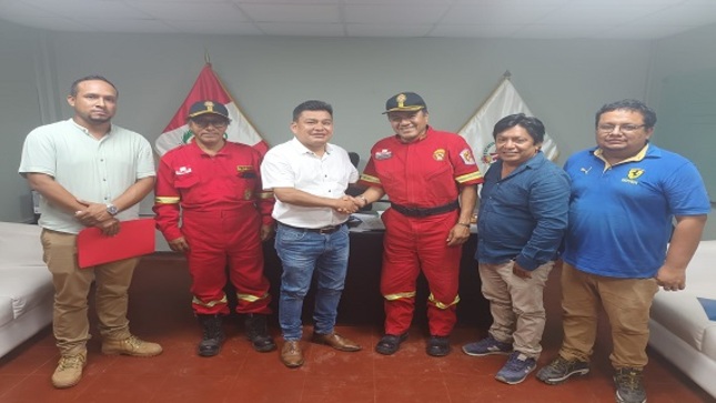 Imagen de la reunión del alcalde con los bomberos
