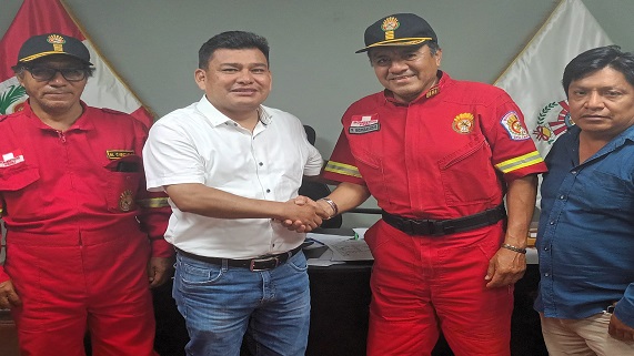Imagen de la reunión del alcalde con los bomberos