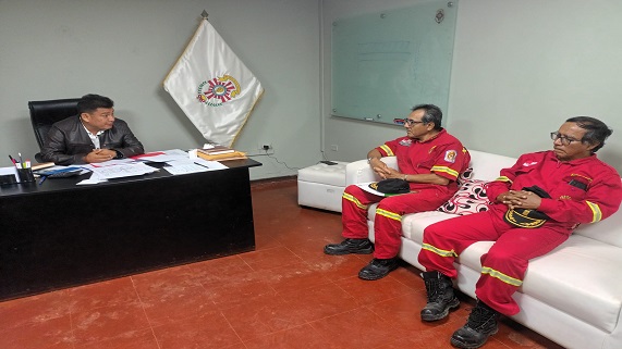 Imagen de la reunión del alcalde con los bomberos