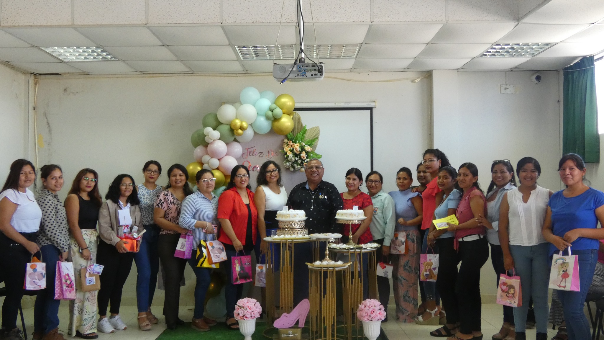 Alcalde y Regidores rinden homenaje a Secretarias Municipales