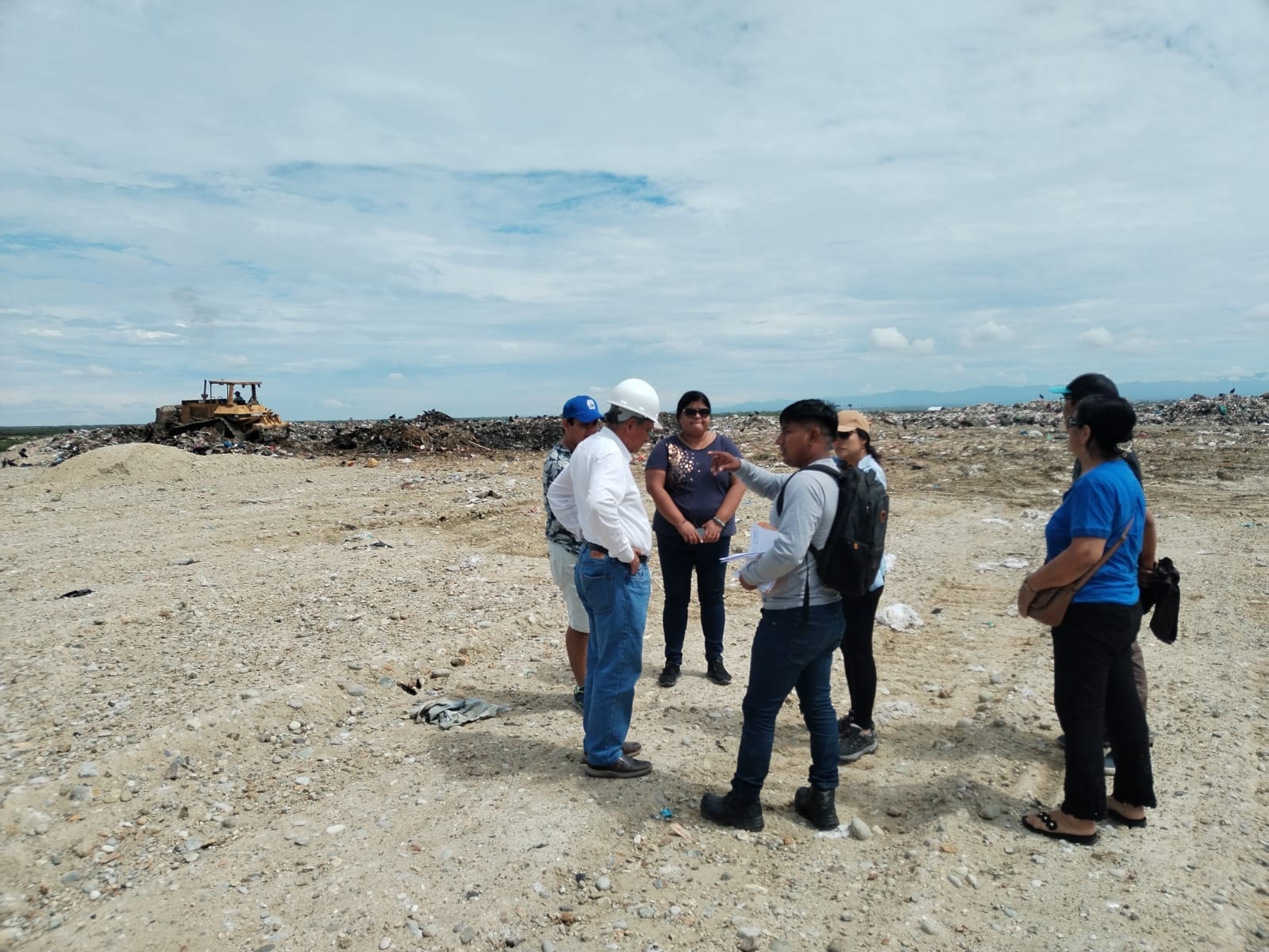 Alcalde De Sullana Y Regidores Evalúan Infraestructura Del Relleno Sanitario