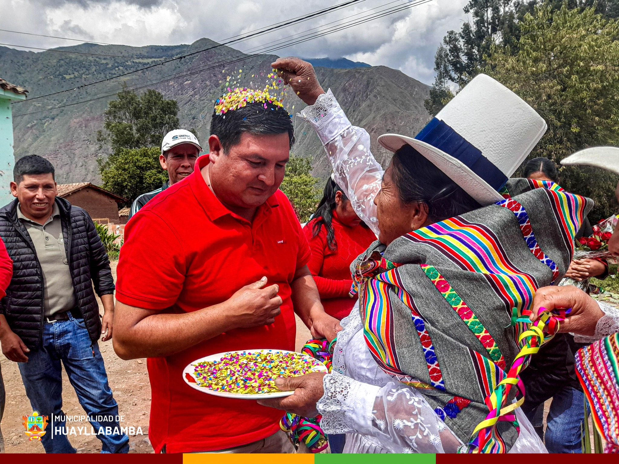 Puesta de primera piedra en la plaza de Huayoccari