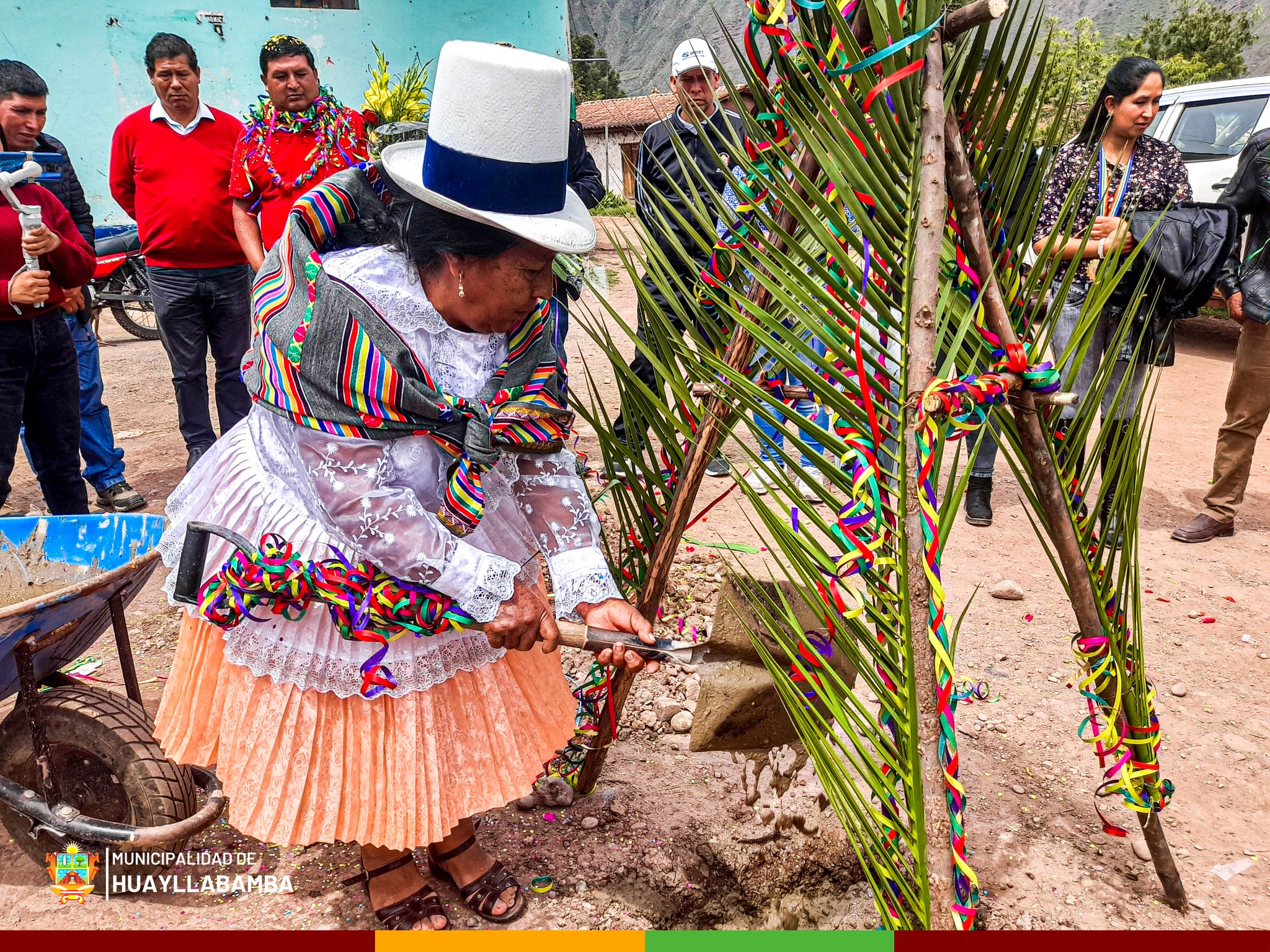 Puesta de primera piedra en la plaza de Huayoccari