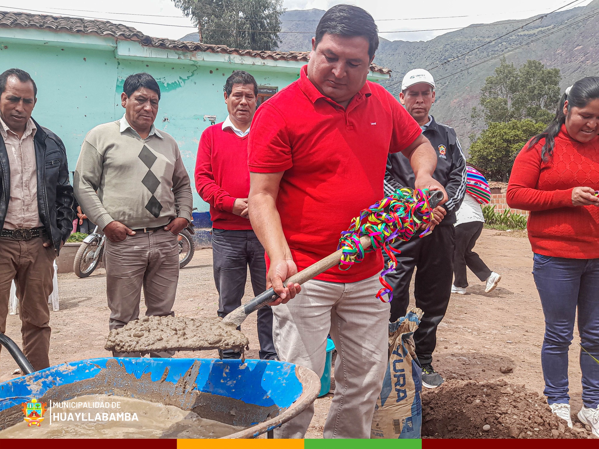 Puesta de primera piedra en la plaza de Huayoccari