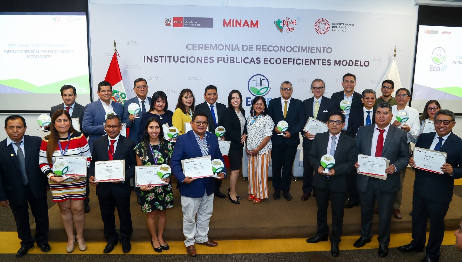 Ganadores del Modelo EcoIP posan con sus reconocimientos