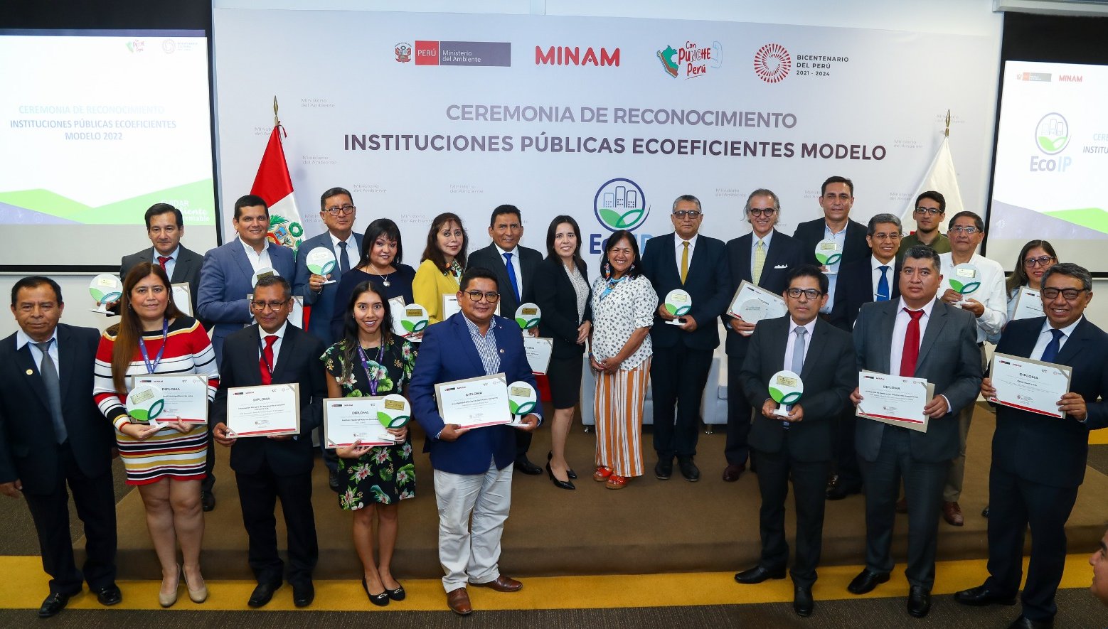 Ganadores del Modelo EcoIP posan con sus reconocimientos 