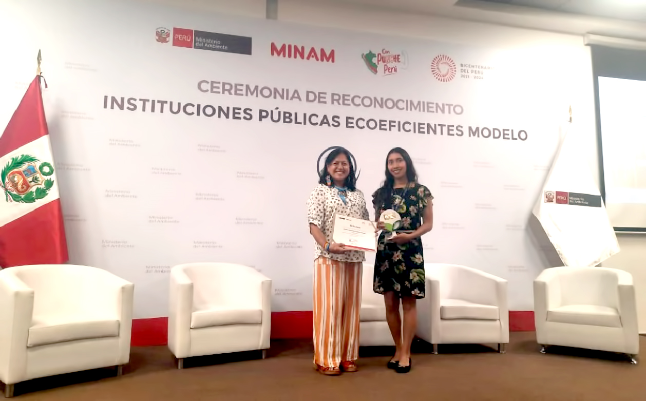 Ingeniera Pachas recibe el premio de manos de la ministra del Ambiente