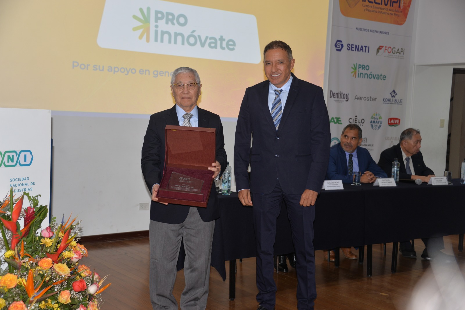 Entrega del reconocimiento otorgado a ProInnóvate durante la ceremonia de clausura del Cumbre Cempi 2023, organizada por el COPEI de la SNI