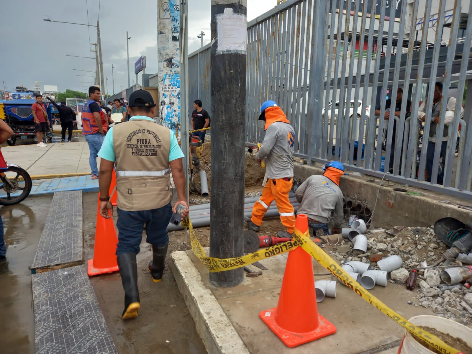 Los fiscalizadores constataron las labores que realizaba una empresa contratista del centro comercial