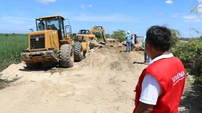 Ministerio de Vivienda ejecuta acciones con maquinaria ante ruptura del dique del río Chira, Piura 