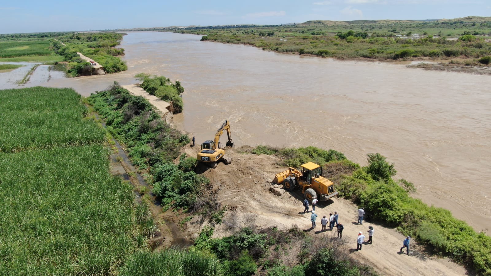 Ministerio de Vivienda ejecuta acciones con maquinaria ante ruptura del dique del río Chira, Piura