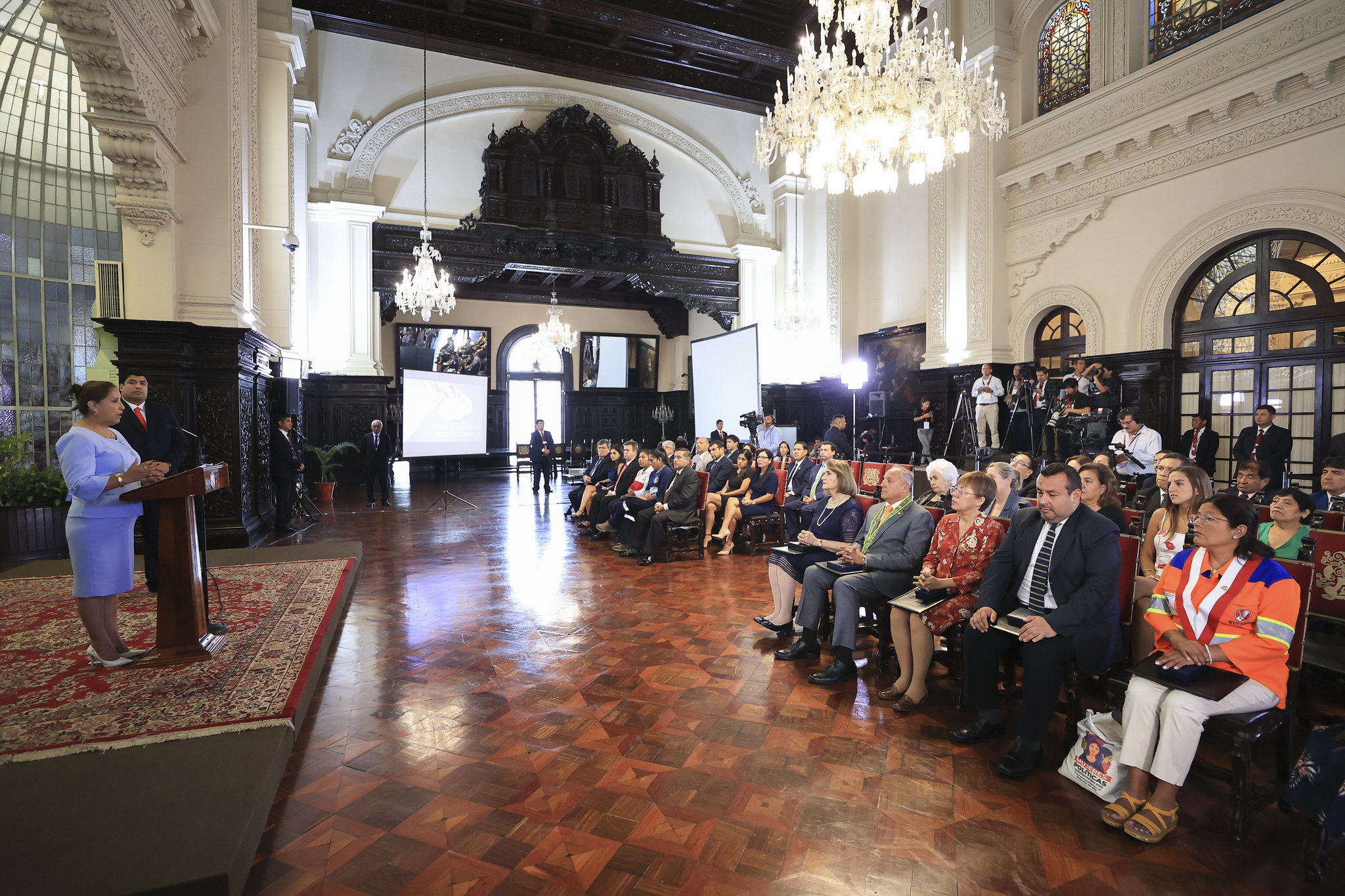 Fotografía de la ceremonia de entrega de la condecoración de la Orden del Trabajo