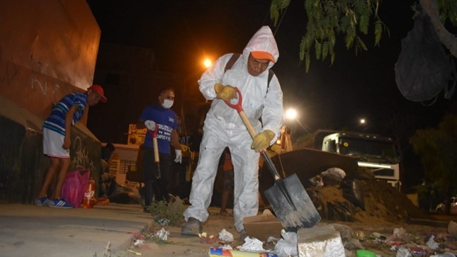 La limpieza de los escombros por los huaycos se hace en tres turnos.