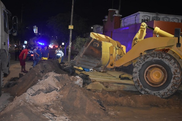 Montículos de tierra quedaron en las calles tras el paso del huayco.