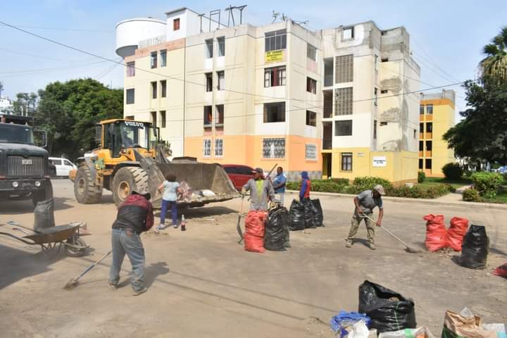 Vecinos también se sumaron a las labores de limpieza de la ciudad.
