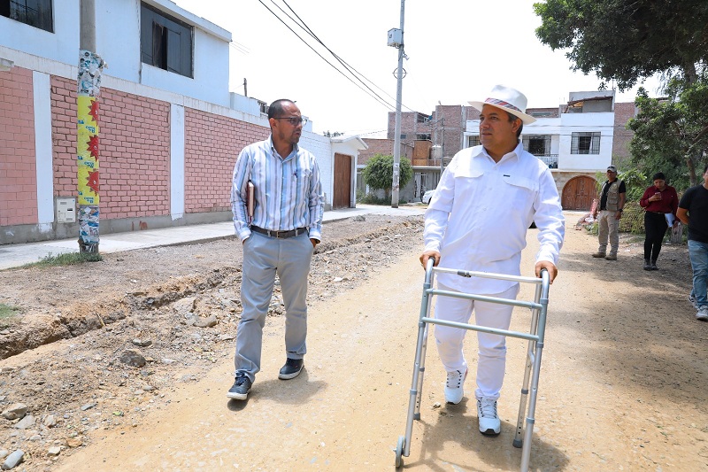 Arturo Fernández y el gerente de Obras inspeccionaron avance de trabajos.