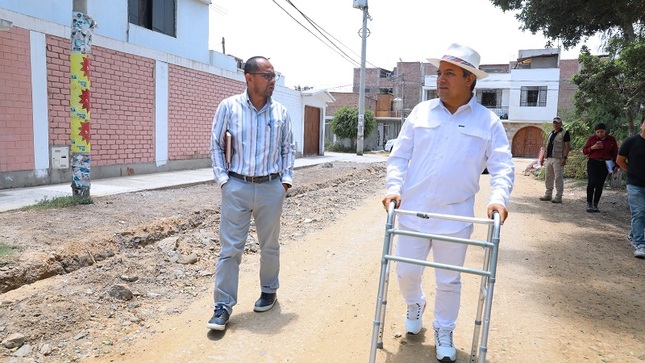 Arturo Fernández y el gerente de Obras inspeccionaron avance de trabajos.