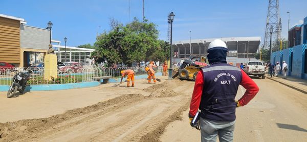 Labores de limpieza de escombros continúan en Trujillo.