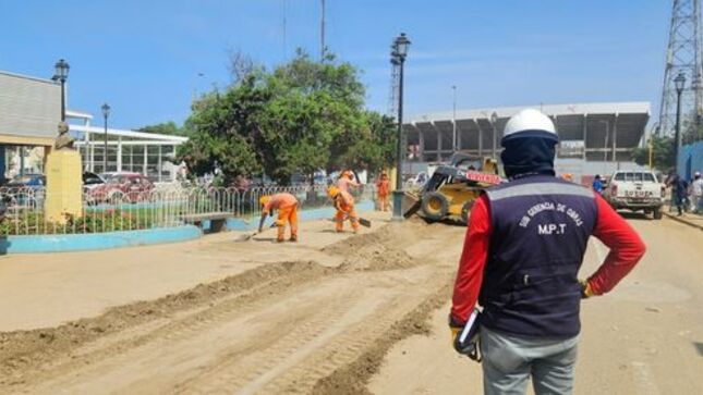 Labores de limpieza de escombros continúan en Trujillo.