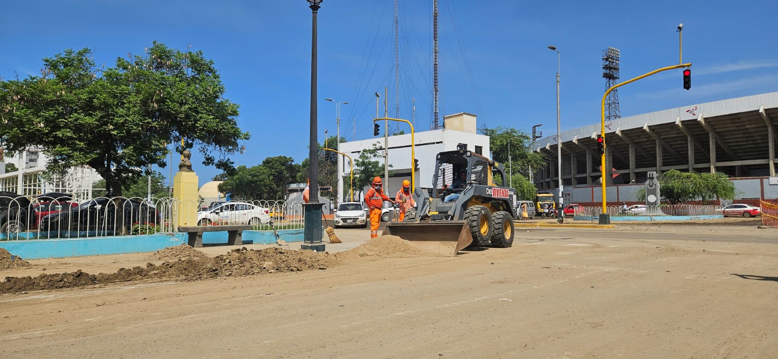 Personal edil y maquinaria pesada intervienen en la limpieza de Trujillo.