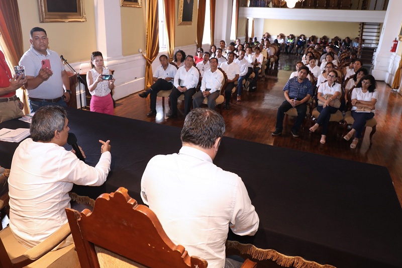 Arturo Fernández se reunió con los docentes de la I.E. Andrés Belaunde.