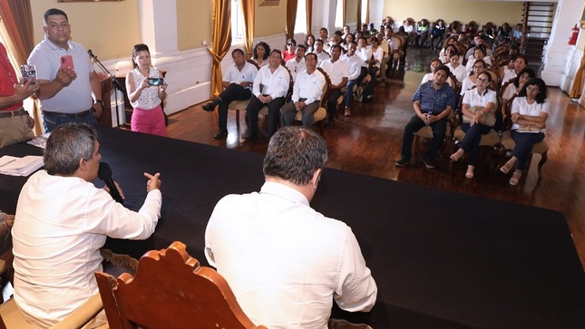 Arturo Fernández se reunió con los docentes de la I.E. Andrés Belaunde.