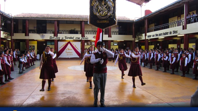 Imposición de Distintivos en Brigadieres y Policías Escolares de la I.E “Nuestra Señora Del Rosario”