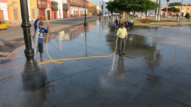 Labores de aseo de la plaza de Trujillo comenzaron en la madrugada.