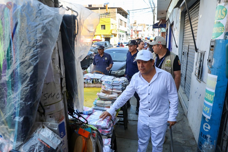 Si ambulantes persisten en ocupar las aceras, sus productos serán decomisados y entregados a los niños pobres.