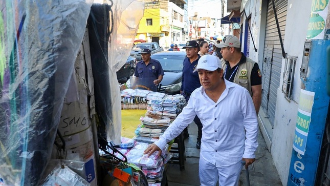Si ambulantes persisten en ocupar las aceras, sus productos serán decomisados y entregados a los niños pobres. 