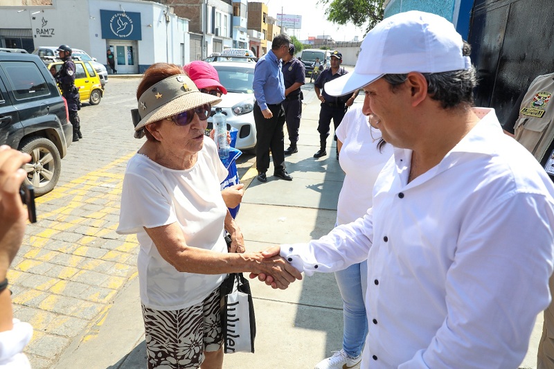 Alcalde Arturo Fernández escuchó a algunos transeúntes.