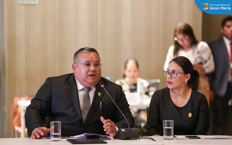 El titular de la Municipalidad de Lima y diversos burgomaestres distritales, de la clausura de la mesa por la paz y la gobernabilidad denominada “Con Punche Regional en Lima Metropolitana”.