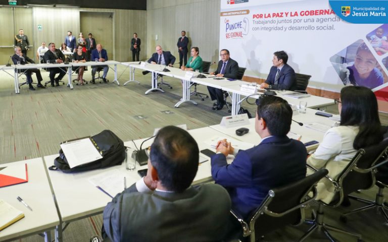 El titular de la Municipalidad de Lima y diversos burgomaestres distritales, de la clausura de la mesa por la paz y la gobernabilidad denominada “Con Punche Regional en Lima Metropolitana”.