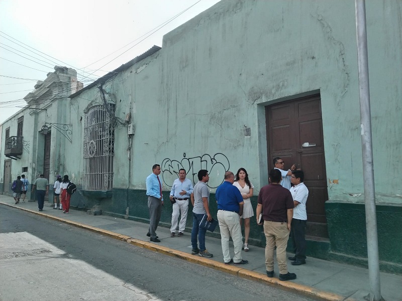 Autoridades en fachada e la excomisaría de Ayacucho.