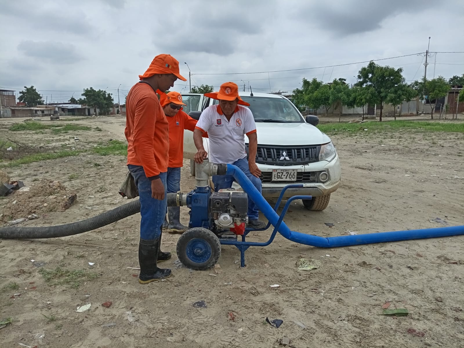Cabe recalcar que luego se hará entrega de 100 sacos terreros y arena que serán usados para evitar que el agua vuelva a ingresar al plantel.