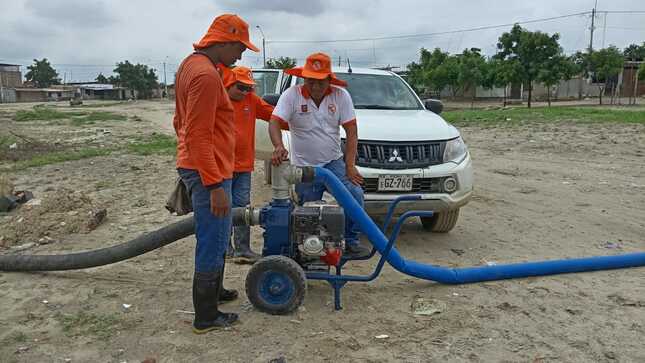Cabe recalcar que luego se hará entrega de 100 sacos terreros y arena que serán usados para evitar que el agua vuelva a ingresar al plantel.