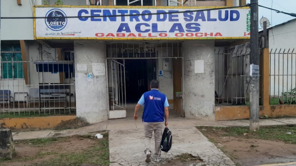 Representante de la Defensoría del Pueblo ingresando a centro de salud