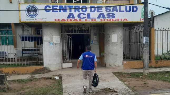 Representante de la Defensoría del Pueblo ingresando a centro de salud