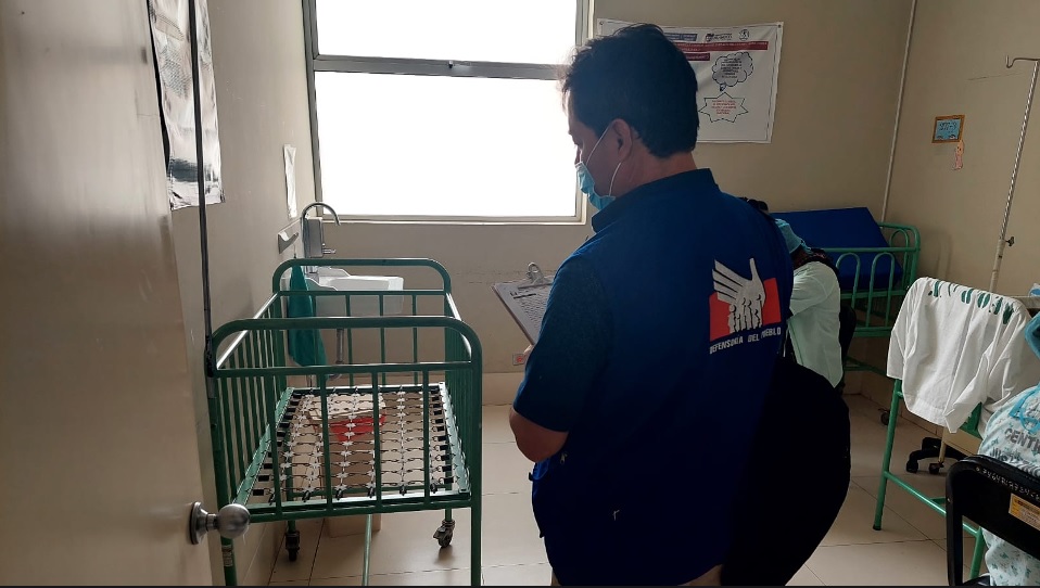 Representante de la Defensoría del Pueblo supervisando centro de salud