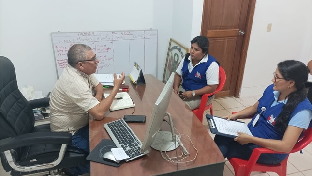 Representantes de la Defensoría del Pueblo supervisando centro de salud