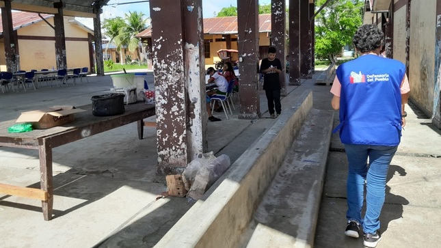 Representante de la Defensoría del Pueblo supervisando local