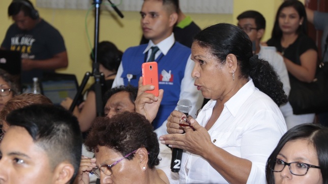 Mujer hablando en auditorio
