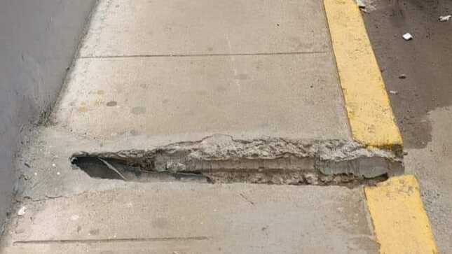 La empresa rompió la vereda para evacuar las aguas de lluvia