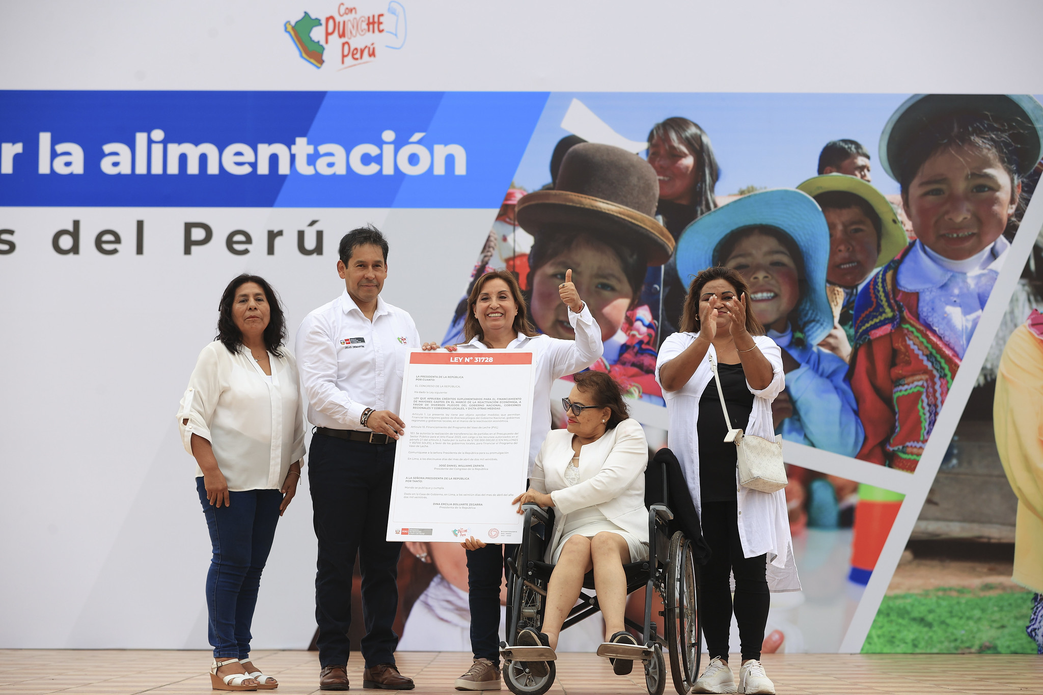 Foto de la ceremonia donde se anunció Incremento del presupuesto para el vaso de leche.