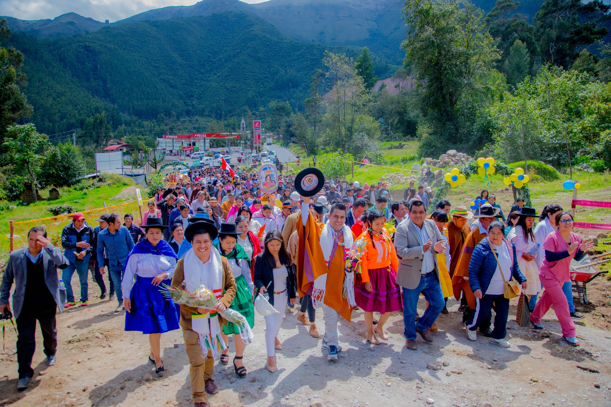 Gobernador regional garantiza culminación de obra de pistas y veredas en Llimpe