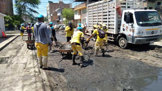 Personal municipal sigue trabajando incansablemente para limpiar las calles