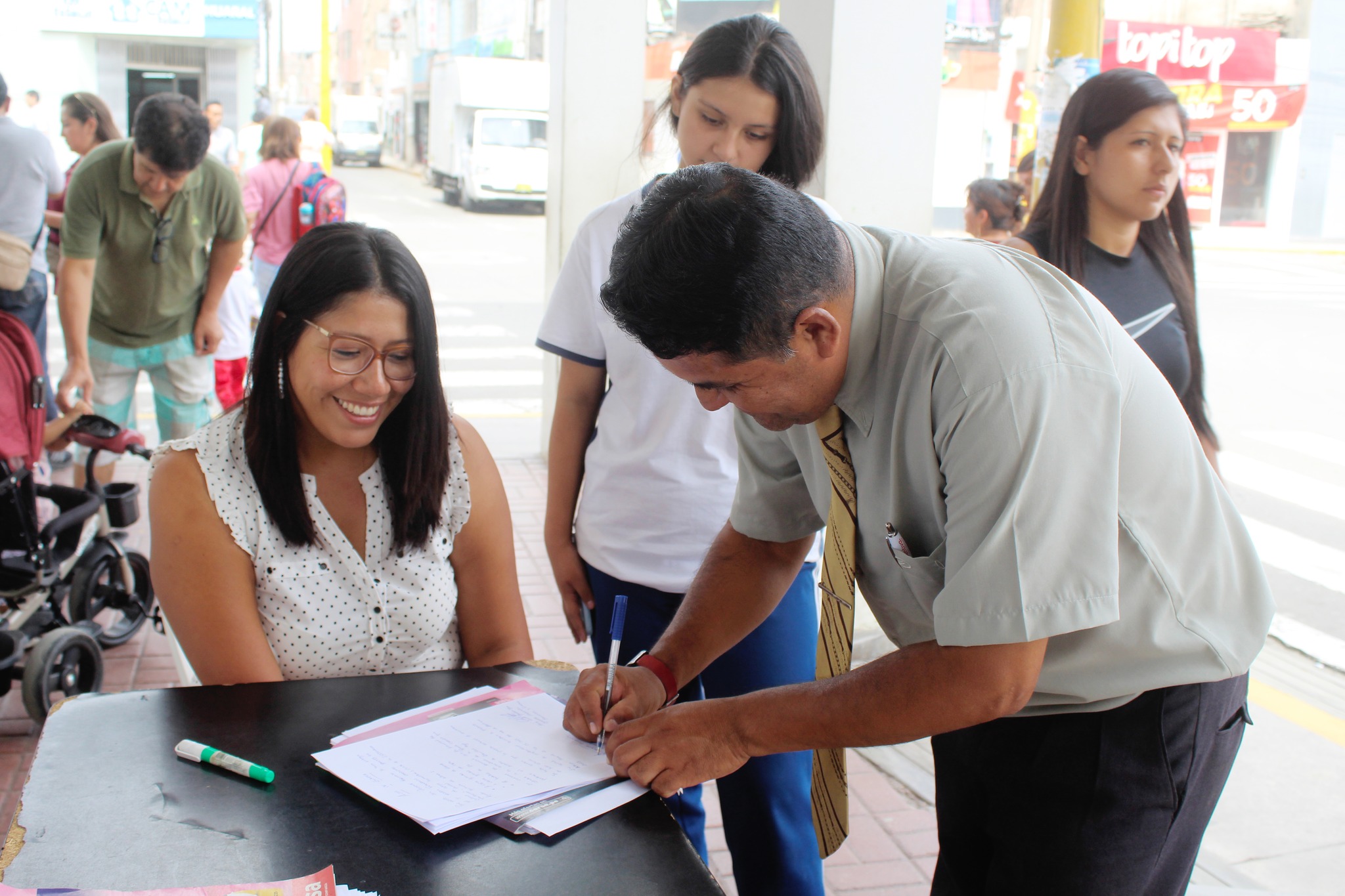 Institución educativa privada "María Montessori" entregó donativos a la municipalidad para los damnificados de La Perla