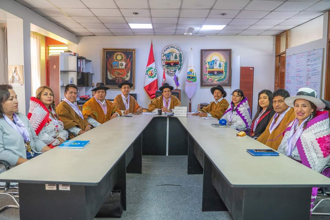 Con ropa típica, alcalde y regidores de la Municipalidad de Abancay, dan inicio oficial a las festividades por los 150 años de fundación de Apurímac